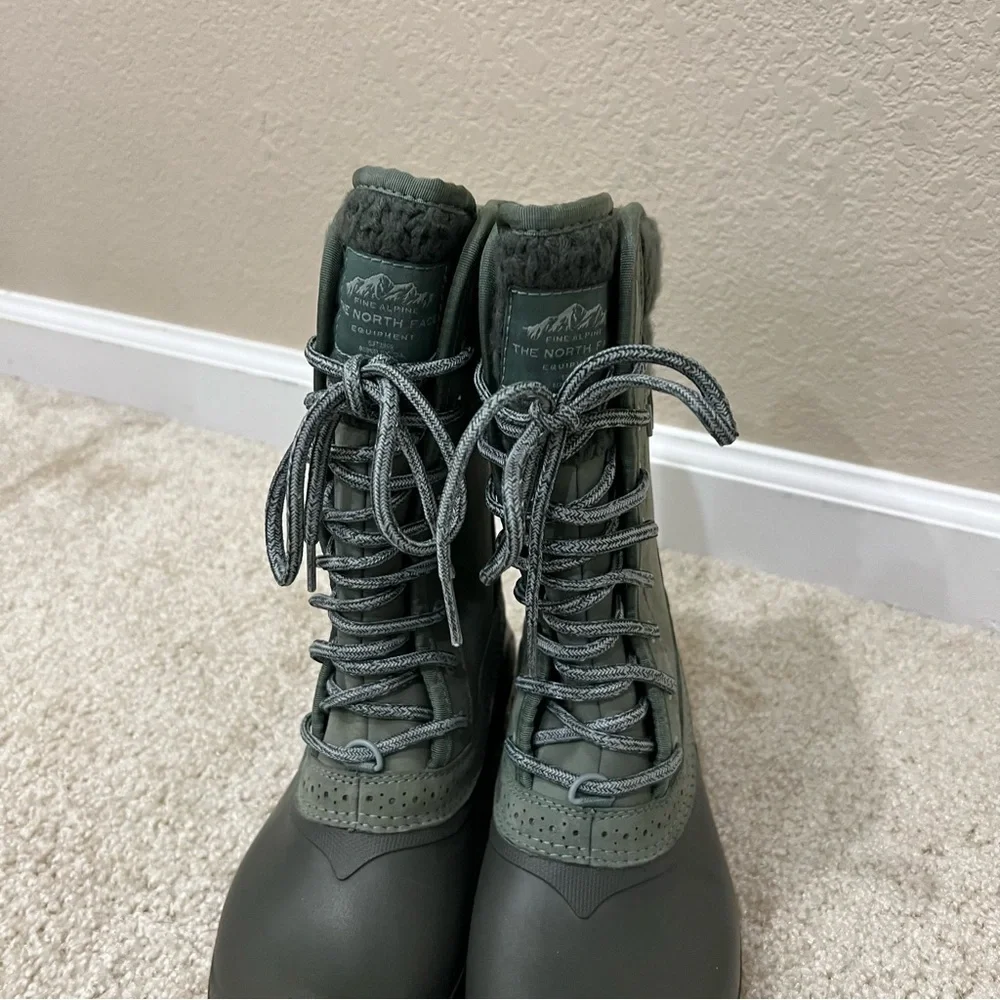 The North Face Women Shellista II Dachund Green Mid Winter Boots Size 5.5,